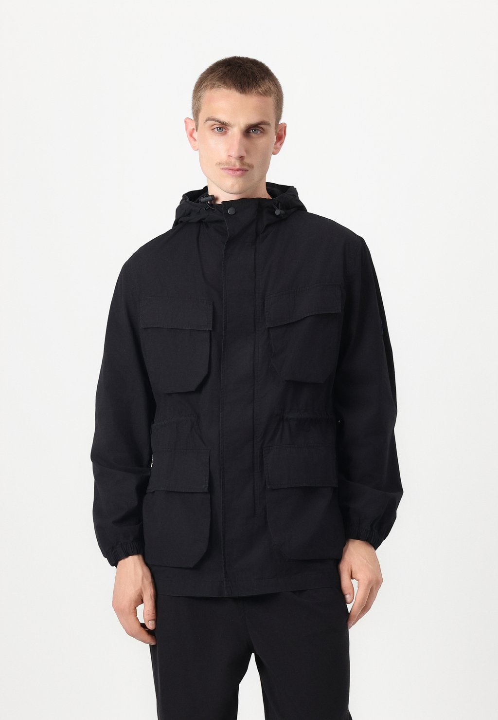 Легкая куртка HUGO, черный
Легкая куртка HUGO, черный