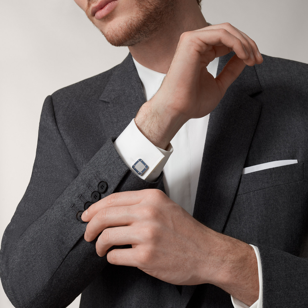 Запонки Cartier Boutons de manchettes Santos de Cartier, цельное серебро с палладиевой отделкой и ребристым металлом
Запонки Cartier Boutons de manchettes Santos de Cartier, цельное серебро с палладиевой отделкой и ребристым металлом