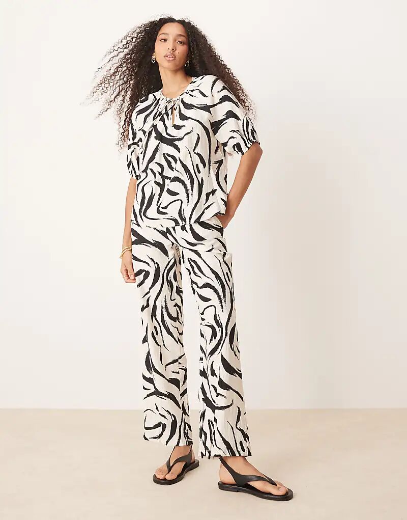 Широкие брюки Vila с монохромным принтом
Широкие брюки Vila с монохромным принтом