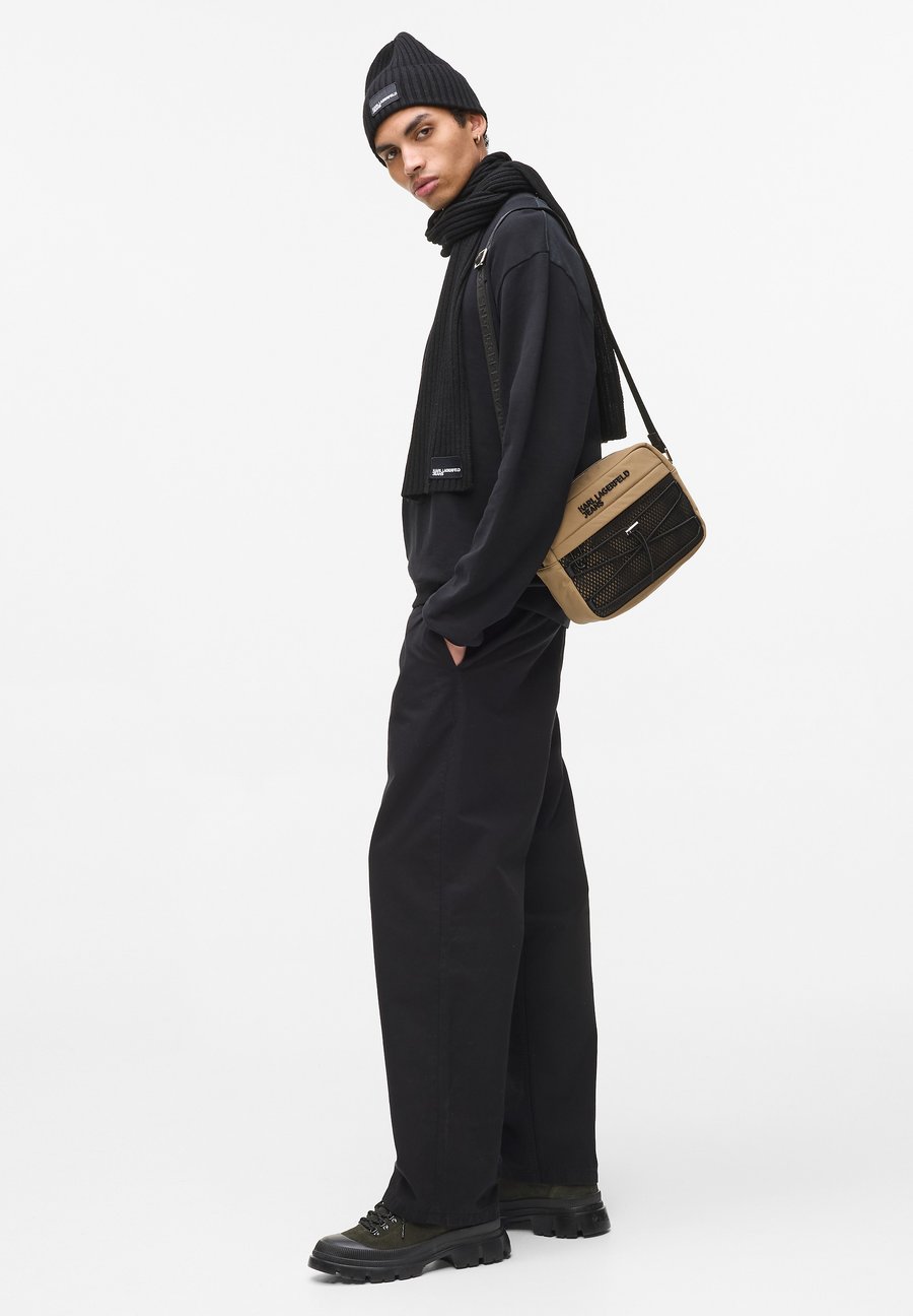 Сумка кросс-боди Karl Lagerfeld Jeans UTILITY DRAWSTRING, Chipmunk/Light Brown
Сумка кросс-боди Karl Lagerfeld Jeans UTILITY DRAWSTRING, Chipmunk/Light Brown