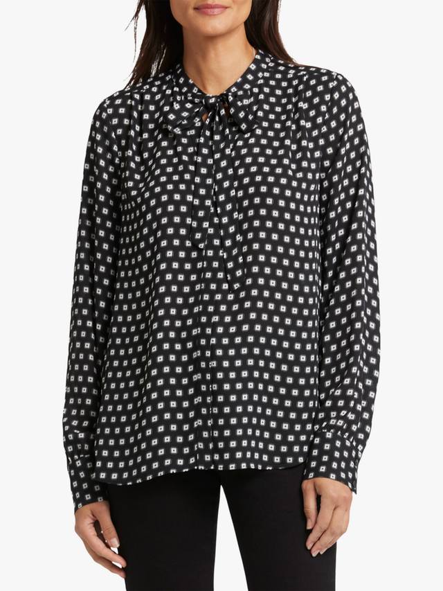 Топ с геометрическим принтом и завязкой на шее NYDJ, Pearl Medallion
Топ с геометрическим принтом и завязкой на шее NYDJ, Pearl Medallion