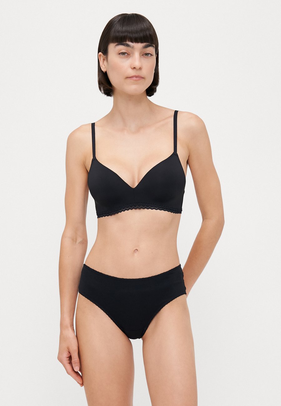 Трусы Schiesser BRAZILIAN 3 PACK, Red/Bordeaux/Black/White
Трусы Schiesser BRAZILIAN 3 PACK, Red/Bordeaux/Black/White