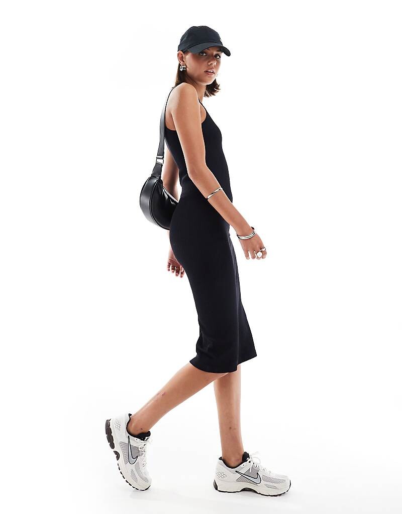 Черное платье миди в рубчик Hera
Черное платье миди в рубчик Hera