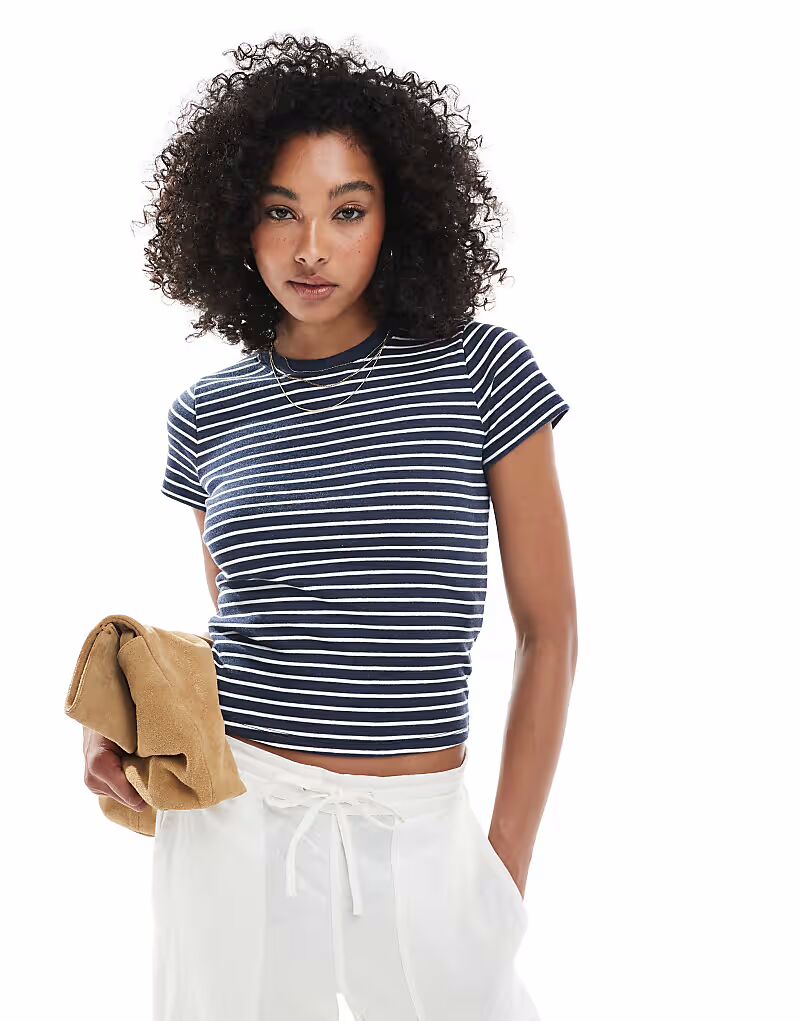 Футболка с короткими рукавами в синюю полоску Hollister
Футболка с короткими рукавами в синюю полоску Hollister