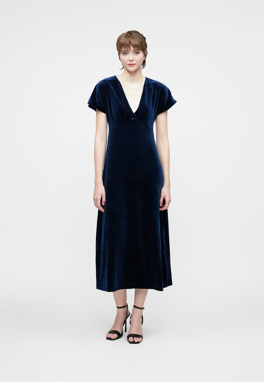 Платье VILA VIVELFY V NECK DRESS, Navy Blazer/Dark Blue
Платье VILA VIVELFY V NECK DRESS, Navy Blazer/Dark Blue