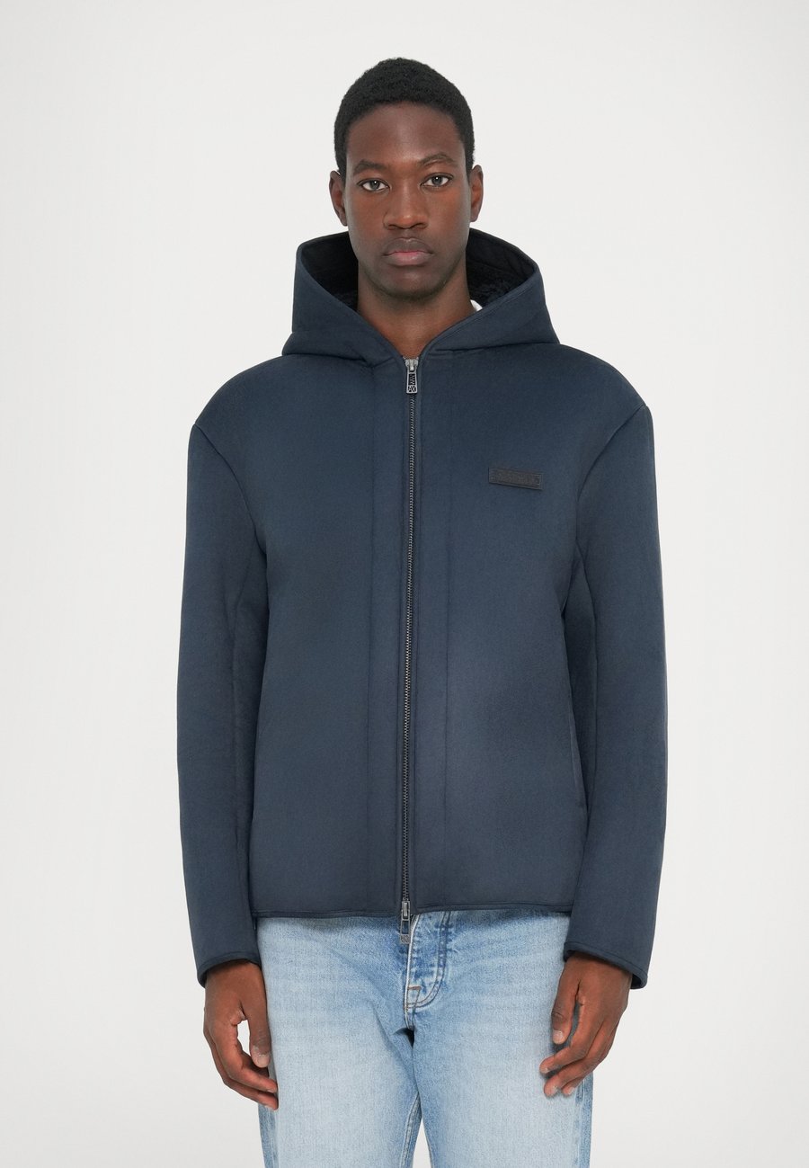 Куртка Armani Exchange BLOUSON, Deep Navy/Dark Blue
Куртка Armani Exchange BLOUSON, Deep Navy/Dark Blue