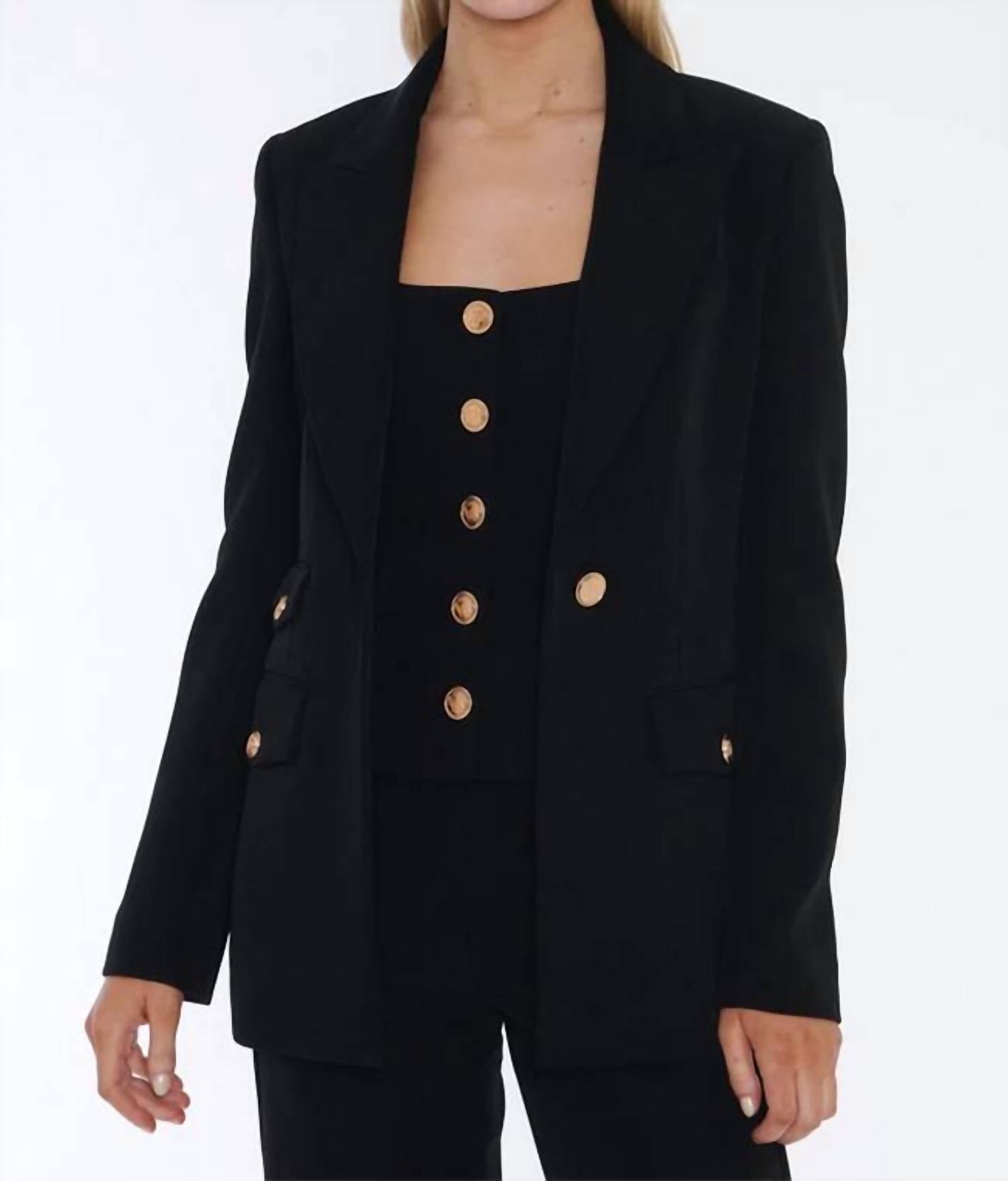 Пиджак на одной пуговице Genevieve в цвете Jet Toccin
Пиджак на одной пуговице Genevieve в цвете Jet Toccin