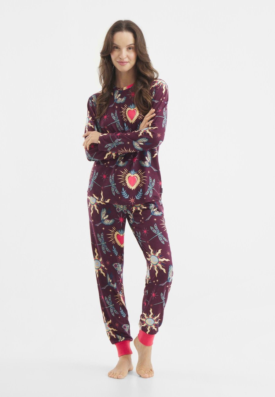 Пижамный комплект Chelsea Peers ENCHANTED GLADE PRINT SET, Bordeaux
Пижамный комплект Chelsea Peers ENCHANTED GLADE PRINT SET, Bordeaux