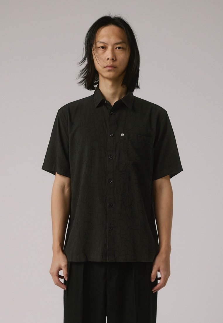 Рубашка VIVIAN VINE SHIRT Former, черный
Рубашка VIVIAN VINE SHIRT Former, черный