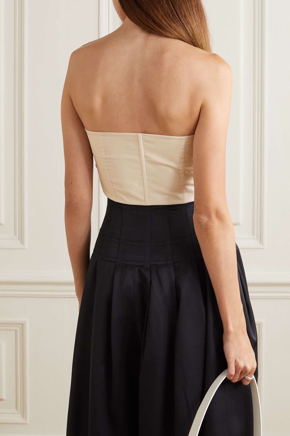 THE ROW Укороченный топ-бюстье Hilde без бретелей из хлопкового поплина, экрю
THE ROW Укороченный топ-бюстье Hilde без бретелей из хлопкового поплина, экрю