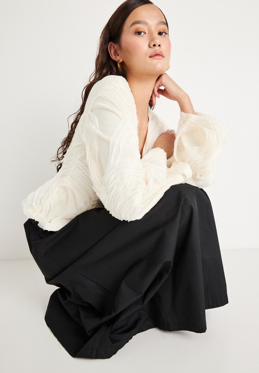 Блуза Gina Tricot SHAPED PUFF SLEEVE BLOUSE, Creme/Beige
Блуза Gina Tricot SHAPED PUFF SLEEVE BLOUSE, Creme/Beige