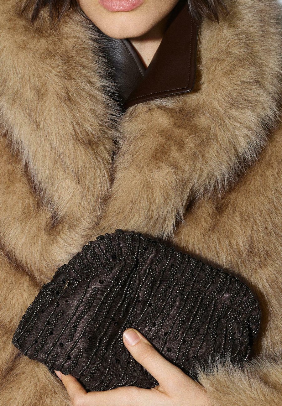 Клатч PULL&BEAR SHOULDER, Brown
Клатч PULL&BEAR SHOULDER, Brown