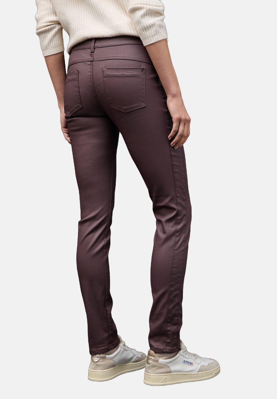 Брюки Street One SLIM FIT COATED, Rot/Berry
Брюки Street One SLIM FIT COATED, Rot/Berry