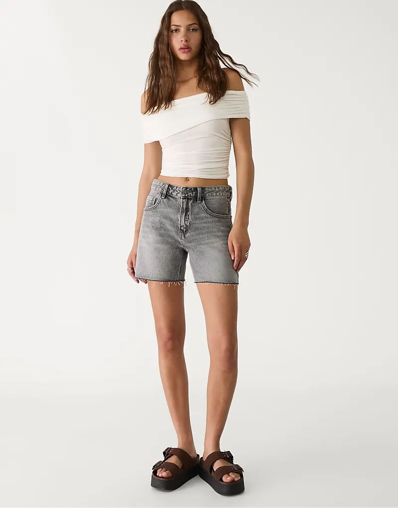 Шорты-бермуды Stradivarius из денима черного цвета с потертостями
Шорты-бермуды Stradivarius из денима черного цвета с потертостями