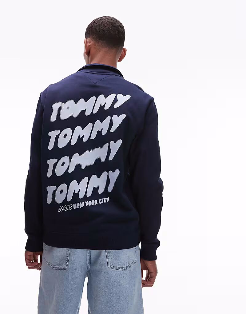 Толстовка Tommy Jeans с принтом логотипа на спине и застежкой-молнией на половину длины в темно-синем цвете 
Толстовка Tommy Jeans с принтом логотипа на спине и застежкой-молнией на половину длины в темно-синем цвете