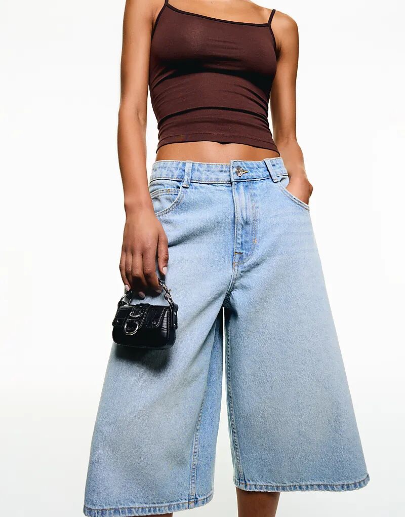 Мешковатые джинсовые бермуды Bershka средне-синего цвета
Мешковатые джинсовые бермуды Bershka средне-синего цвета