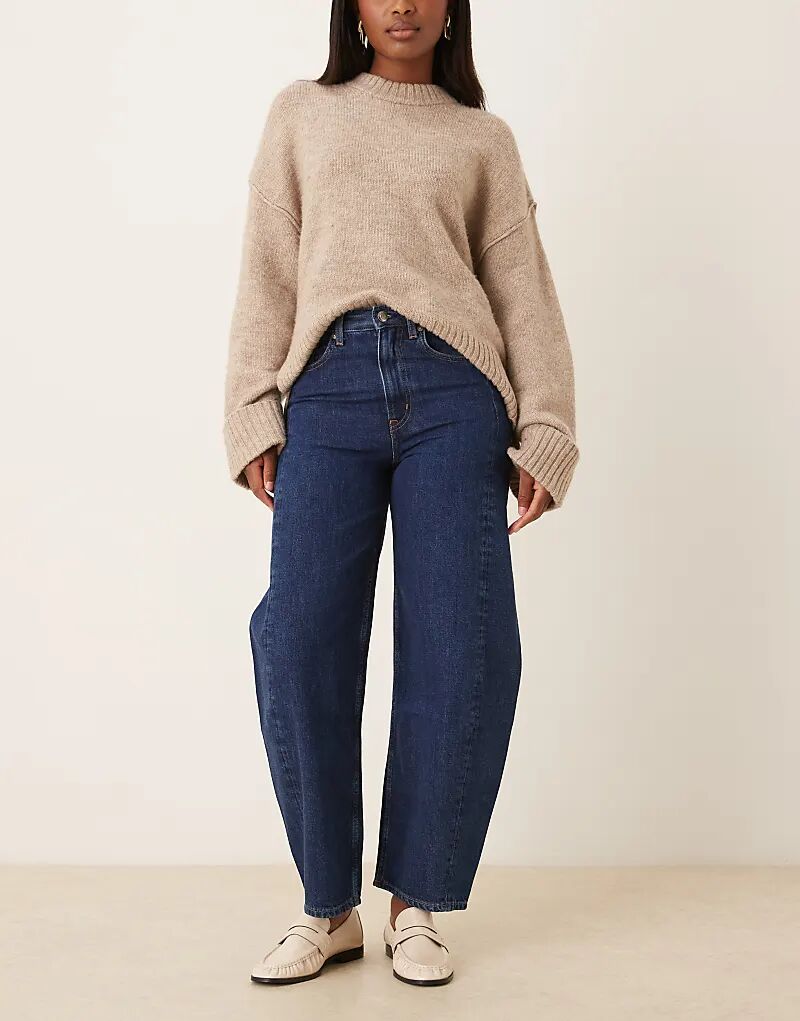 Укороченные джинсы ARKET Bloom с бочкообразными штанинами темно-синего цвета
Укороченные джинсы ARKET Bloom с бочкообразными штанинами темно-синего цвета