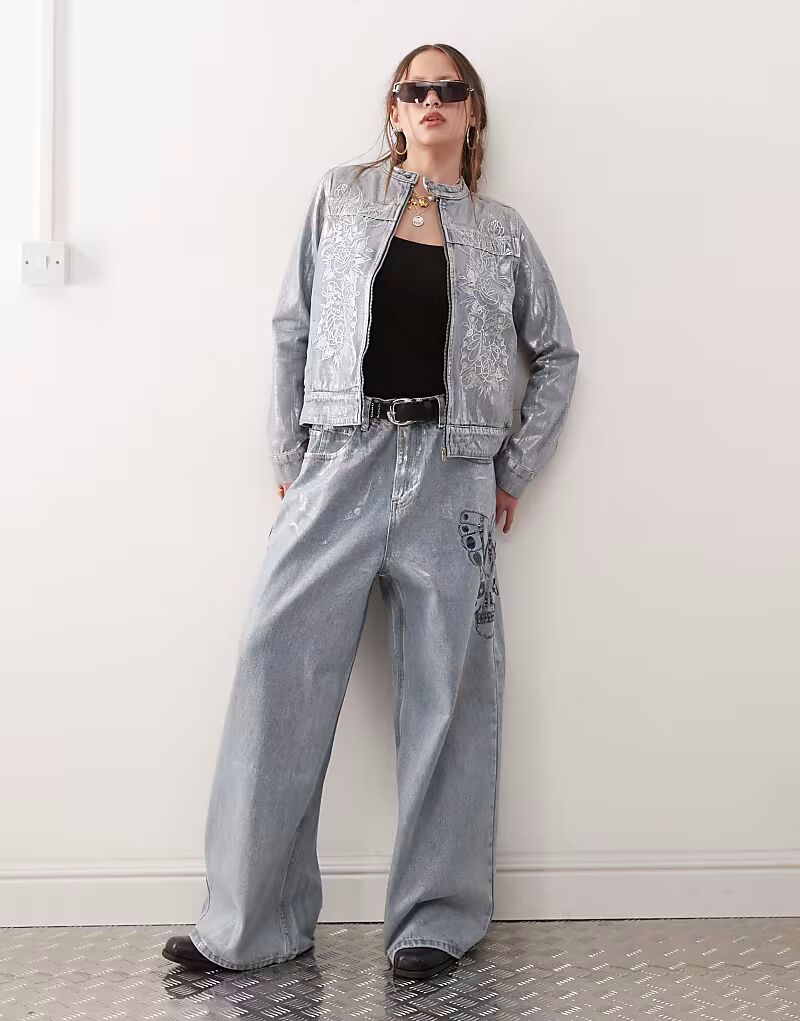 Джинсы Ed Hardy с металлическим принтом черепа в отбеленном цвете
Джинсы Ed Hardy с металлическим принтом черепа в отбеленном цвете