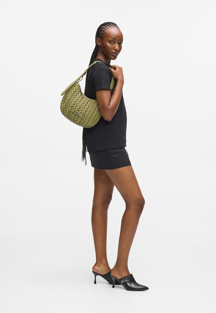 Сумка KARL LAGERFELD WEAVE HOBO, Cedar/Khaki
Сумка KARL LAGERFELD WEAVE HOBO, Cedar/Khaki