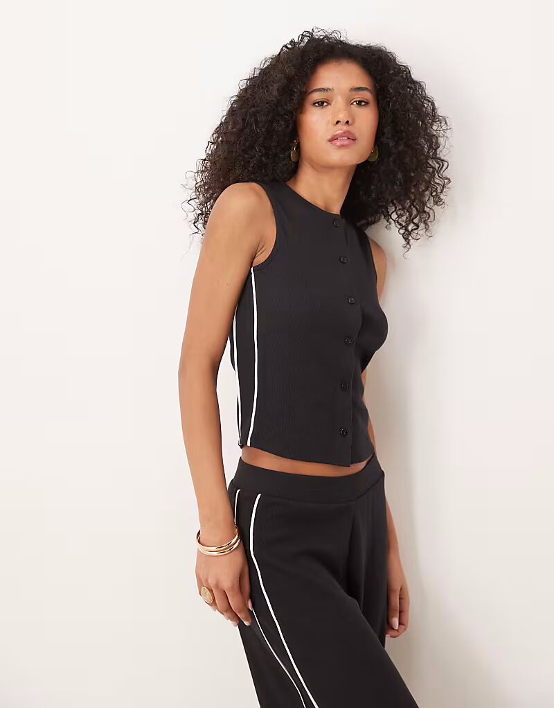 Топ с круглым вырезом, застегивающийся на пуговицы и контрастной окантовкой черного цвета Asos Design
Топ с круглым вырезом, застегивающийся на пуговицы и контрастной окантовкой черного цвета Asos Design