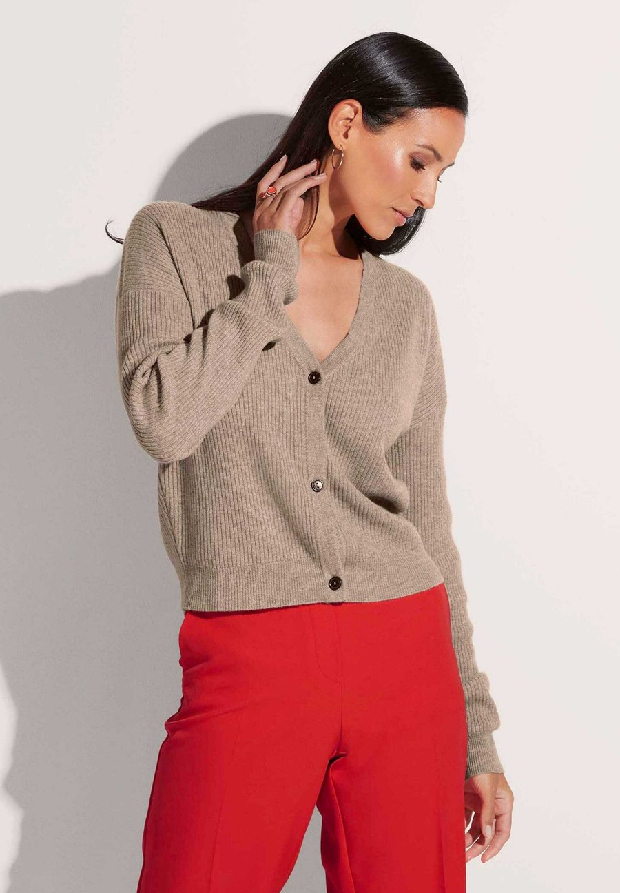 Кардиган MADELEINE Cardigan, Caramel Off White Melange/Beige
Кардиган MADELEINE Cardigan, Caramel Off White Melange/Beige