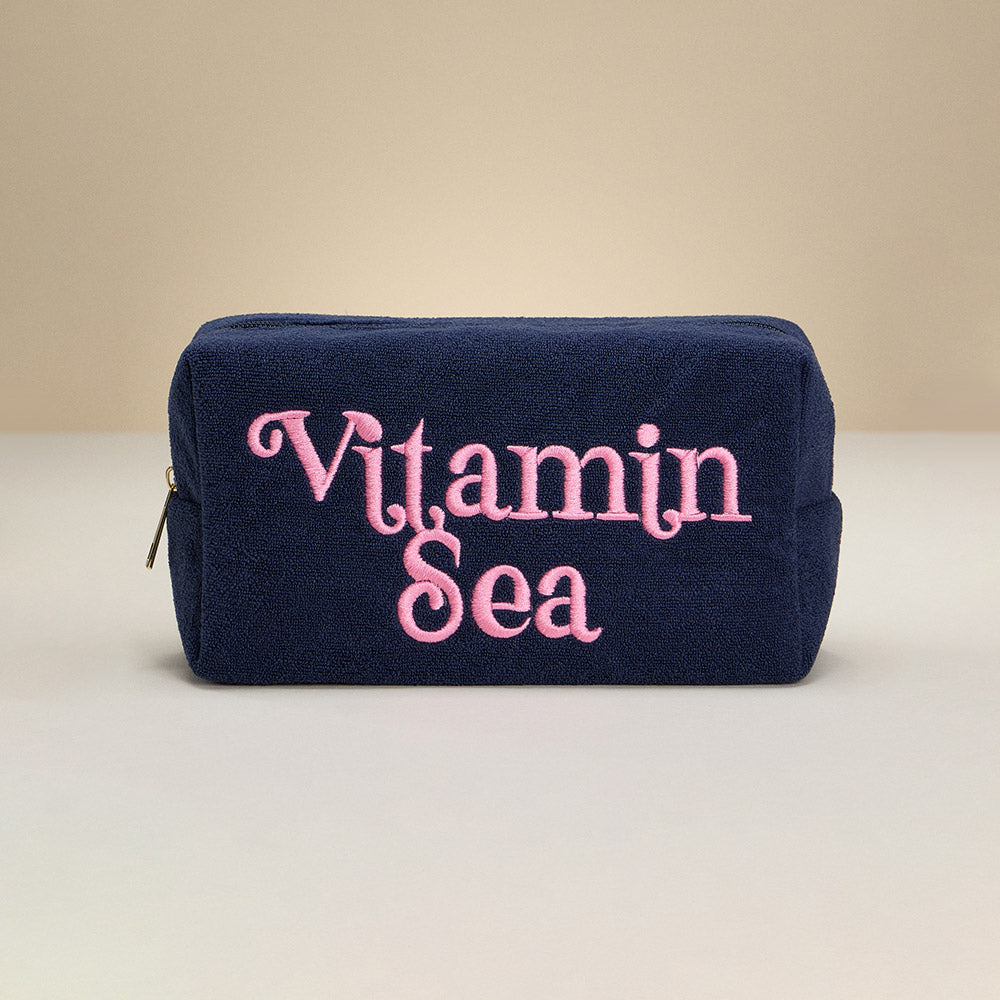 Косметичка-органайзер с вышитым посланием VITAMIN SEA Fashnzfab, темно-синий
Косметичка-органайзер с вышитым посланием VITAMIN SEA Fashnzfab, темно-синий