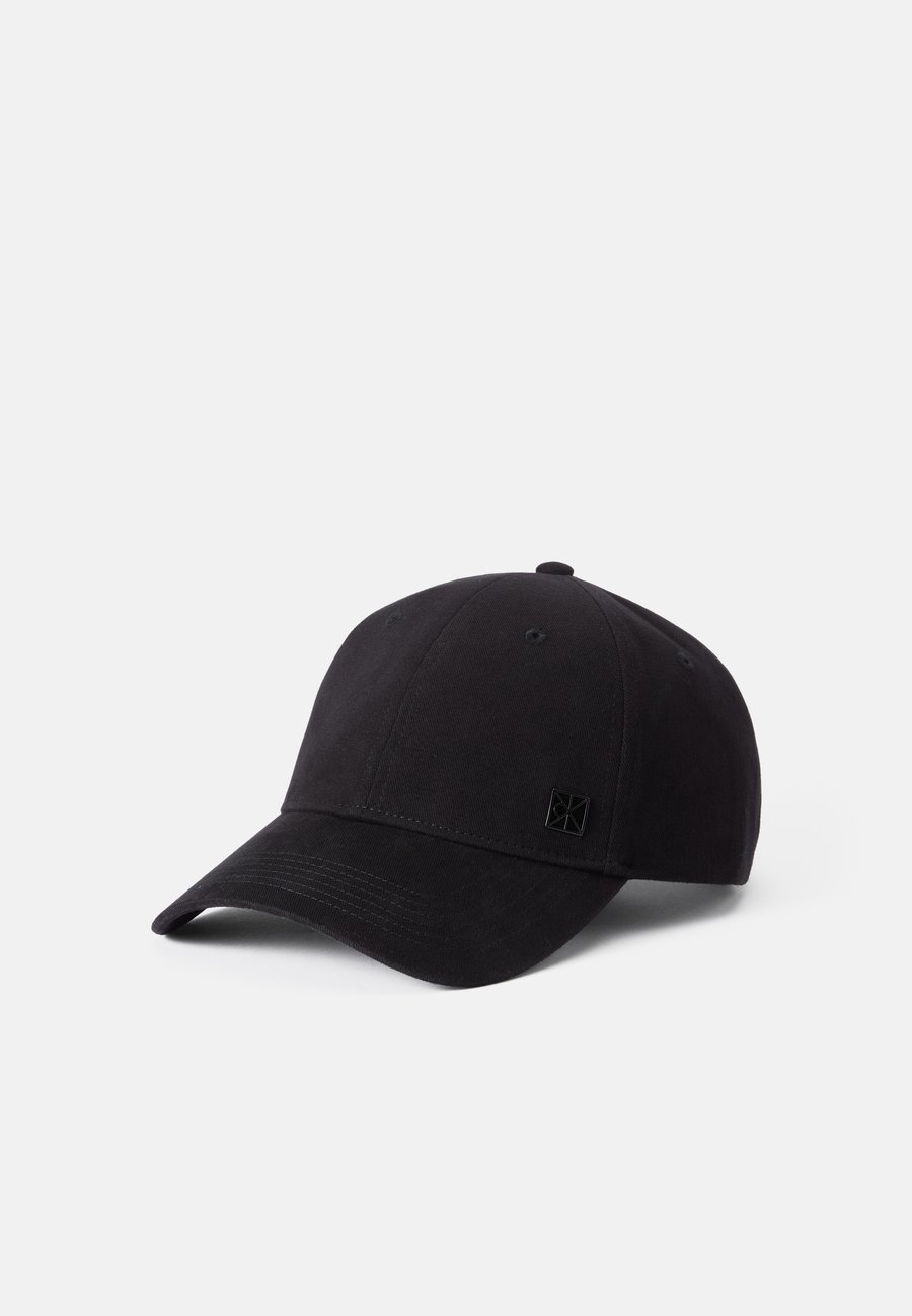 Бейсболка Calvin Klein EMBLEM HARDWARE UNISEX, Black
Бейсболка Calvin Klein EMBLEM HARDWARE UNISEX, Black