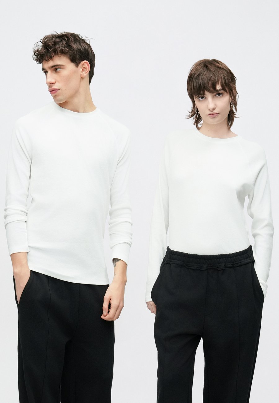 Топ YOURTURN 3 PACK UNISEX, True Black/Bright White/Forged Iron/Black
Топ YOURTURN 3 PACK UNISEX, True Black/Bright White/Forged Iron/Black