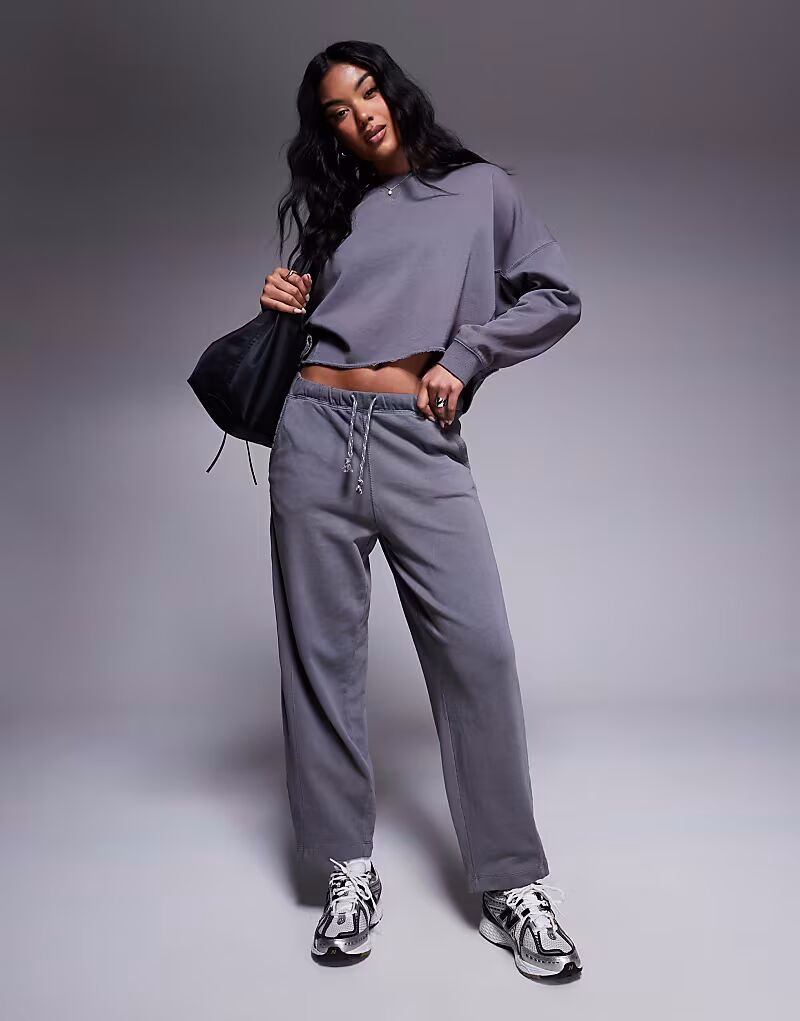 Спортивные брюки River Island с бочкообразными штанинами темно-серого цвета 
Спортивные брюки River Island с бочкообразными штанинами темно-серого цвета