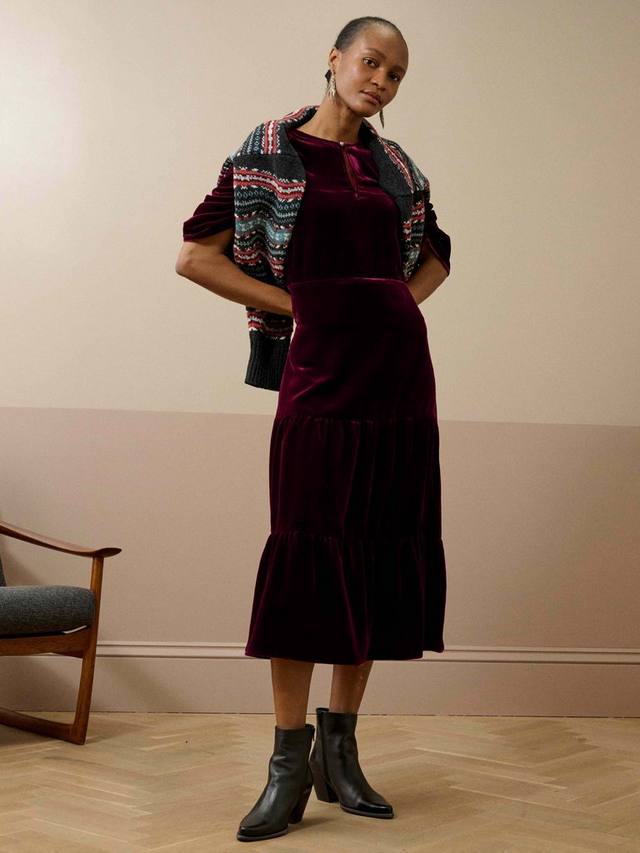 Шелковое бархатное миди-платье с ярусами и вырезом Brora, Claret
Шелковое бархатное миди-платье с ярусами и вырезом Brora, Claret