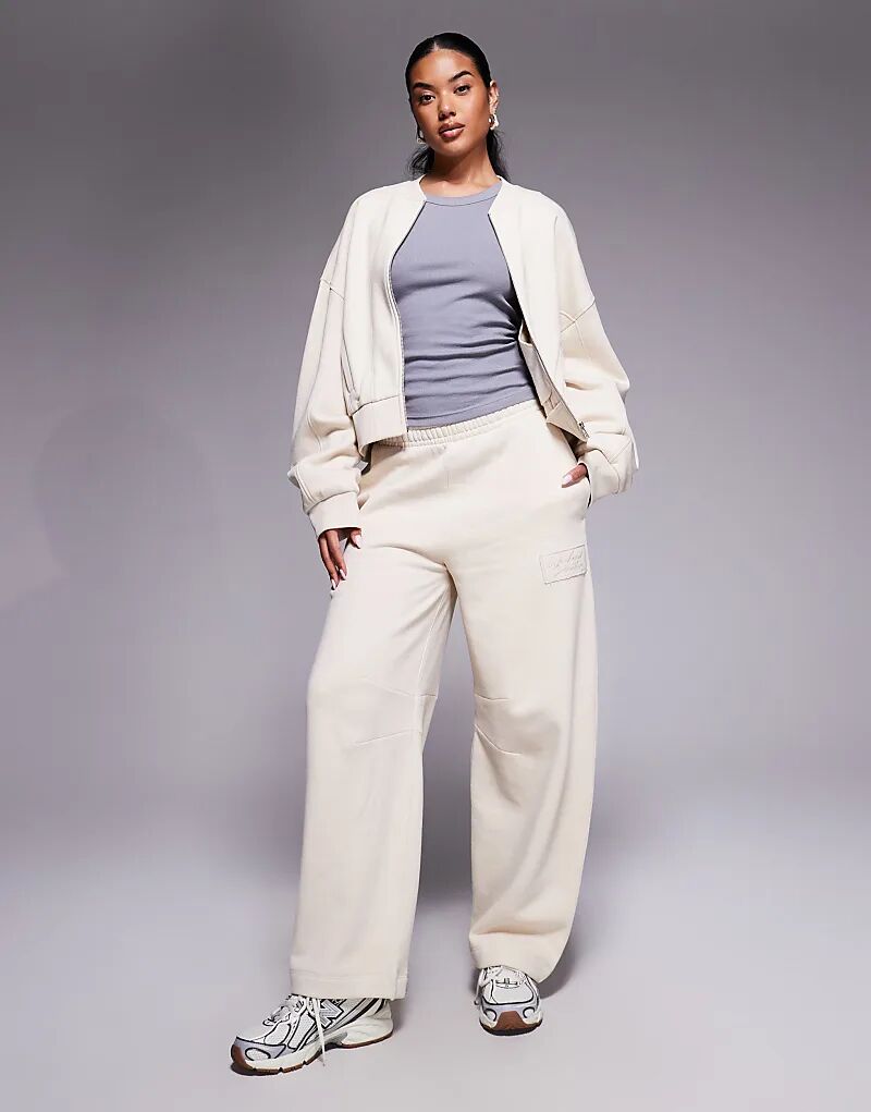 Тяжёлые джоггеры Weekend Collective Coord с рельефной графикой в бежевом цвете
Тяжёлые джоггеры Weekend Collective Coord с рельефной графикой в бежевом цвете