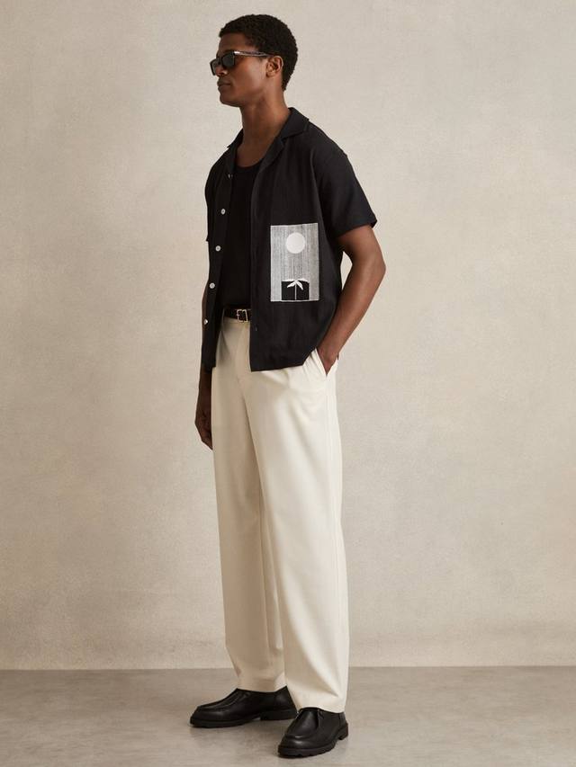 Короткий рубашка с кубинским воротником от Coast Reiss, Black
Короткий рубашка с кубинским воротником от Coast Reiss, Black