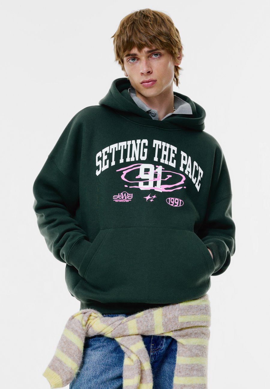 Худи PULL&BEAR GRAPHIC, Dark Green
Худи PULL&BEAR GRAPHIC, Dark Green