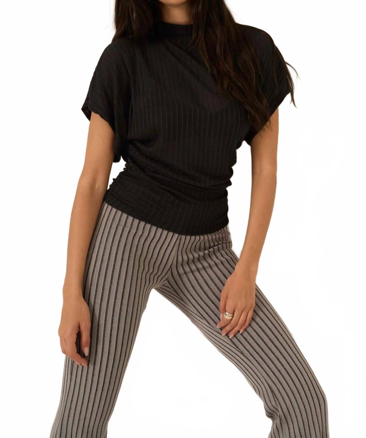 Черный топ-долман с воронкообразным воротником PROJECT SOCIAL T
Черный топ-долман с воронкообразным воротником PROJECT SOCIAL T