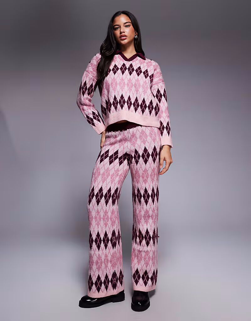 Трикотажные брюки с узором «ромбы» розового цвета River Island
Трикотажные брюки с узором «ромбы» розового цвета River Island