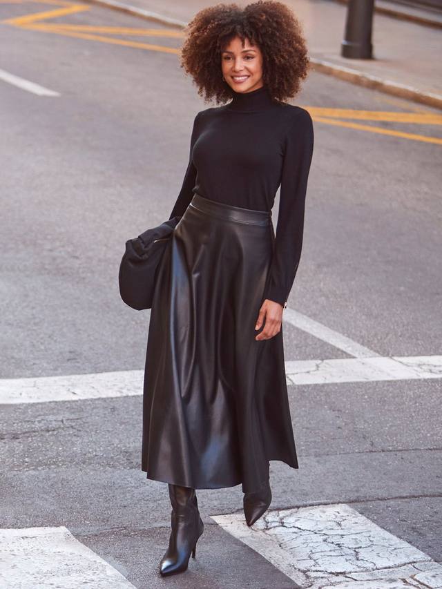 Юбка миди с высокой талией из искусственной кожи Sosandar, Black
Юбка миди с высокой талией из искусственной кожи Sosandar, Black