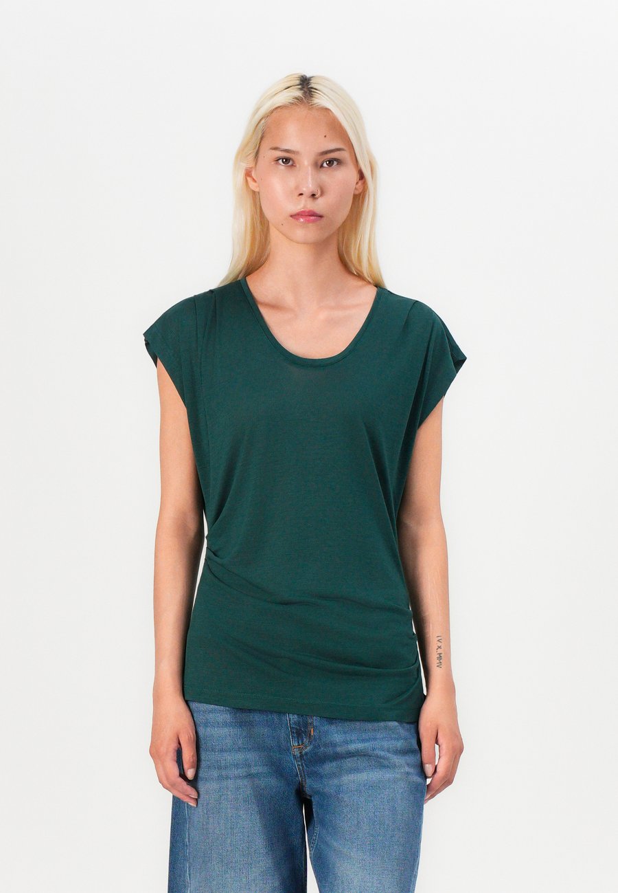 Блуза Bruuns Bazaar KATKABBAKI BLOUSE, Dark Green
Блуза Bruuns Bazaar KATKABBAKI BLOUSE, Dark Green