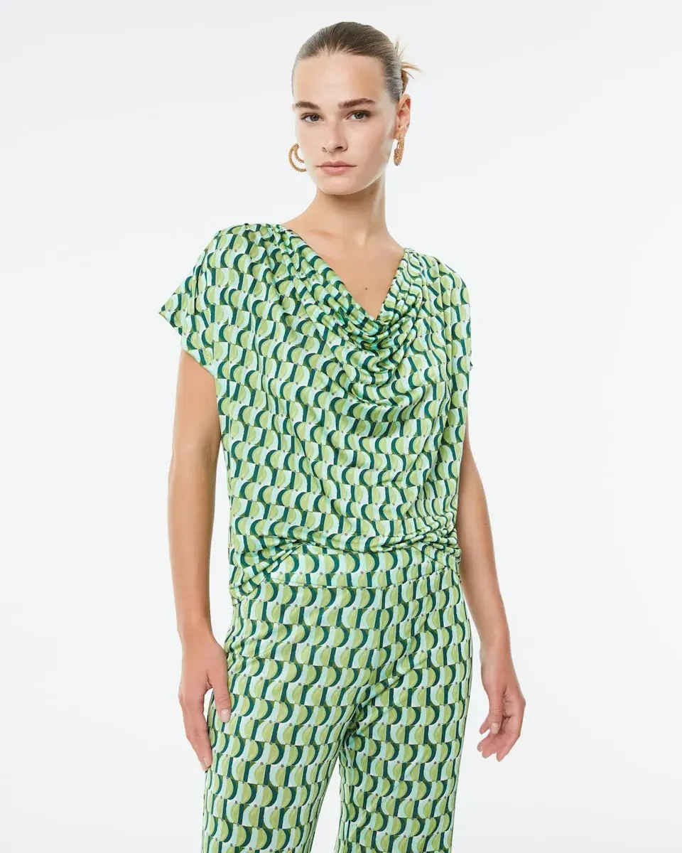 Женская футболка с принтом из струящегося трикотажа с драпированным вырезом Paz Torras, зеленый
Женская футболка с принтом из струящегося трикотажа с драпированным вырезом Paz Torras, зеленый