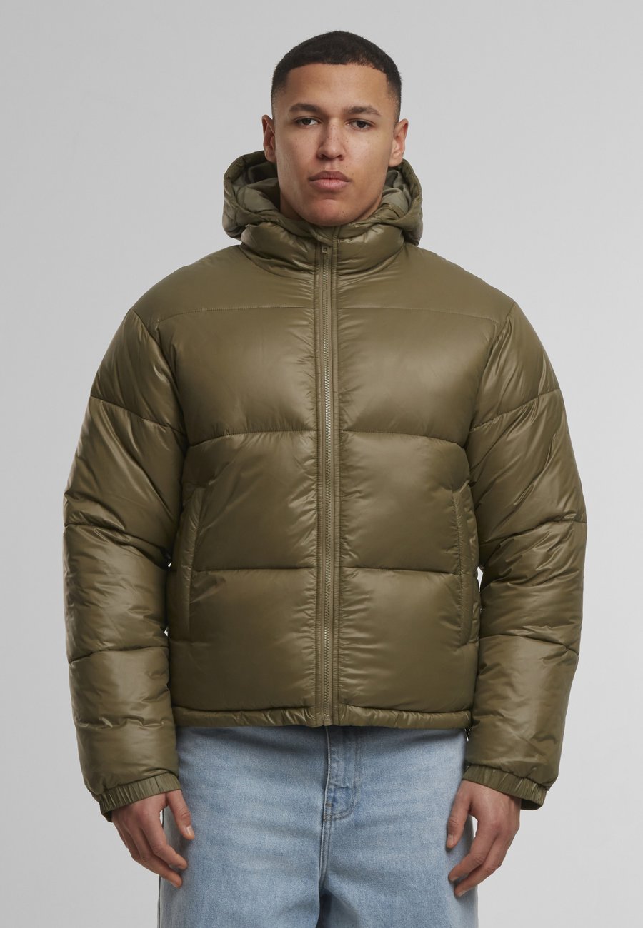 Куртка Urban Classics SHINY PUFFER WITH HOOD, Tiniolive/Green
Куртка Urban Classics SHINY PUFFER WITH HOOD, Tiniolive/Green
