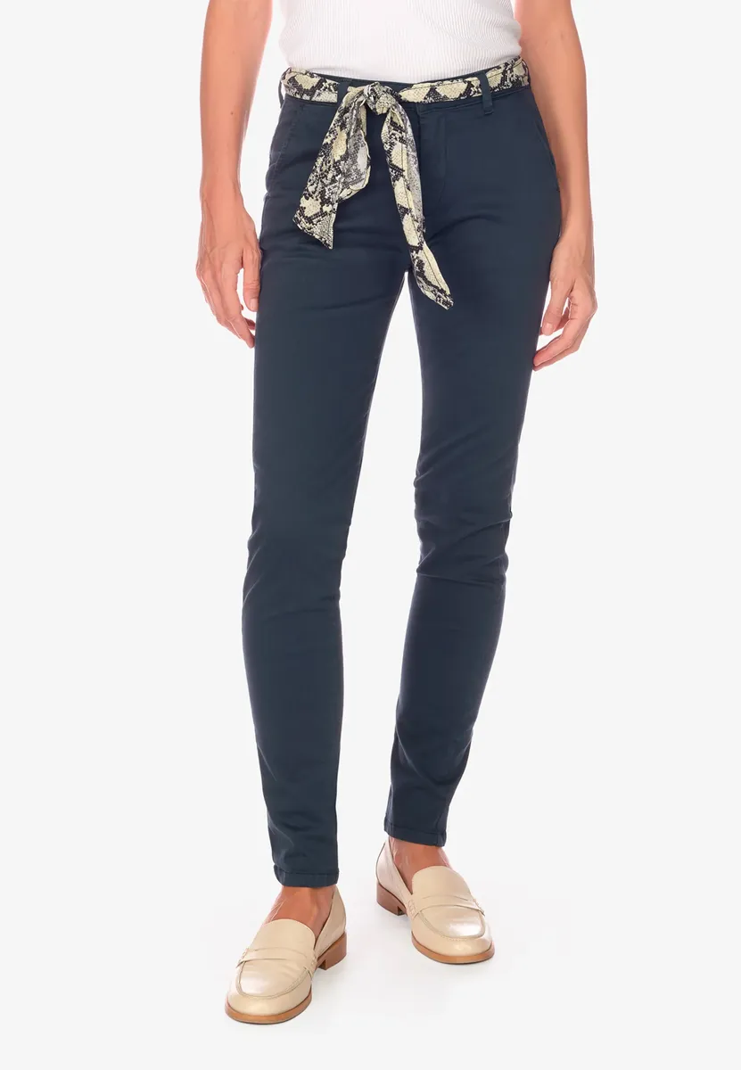 Брюки-чиносы Le Temps Des Cerises "DYLI 5" с окантованными задними карманами, синий
Брюки-чиносы Le Temps Des Cerises "DYLI 5" с окантованными задними карманами, синий