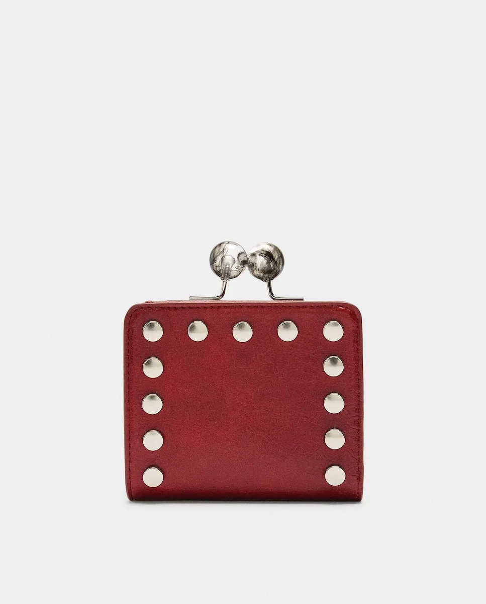 Женский маленький кошелек с заклепками и кнопкой-застежкой Parfois, красный
Женский маленький кошелек с заклепками и кнопкой-застежкой Parfois, красный