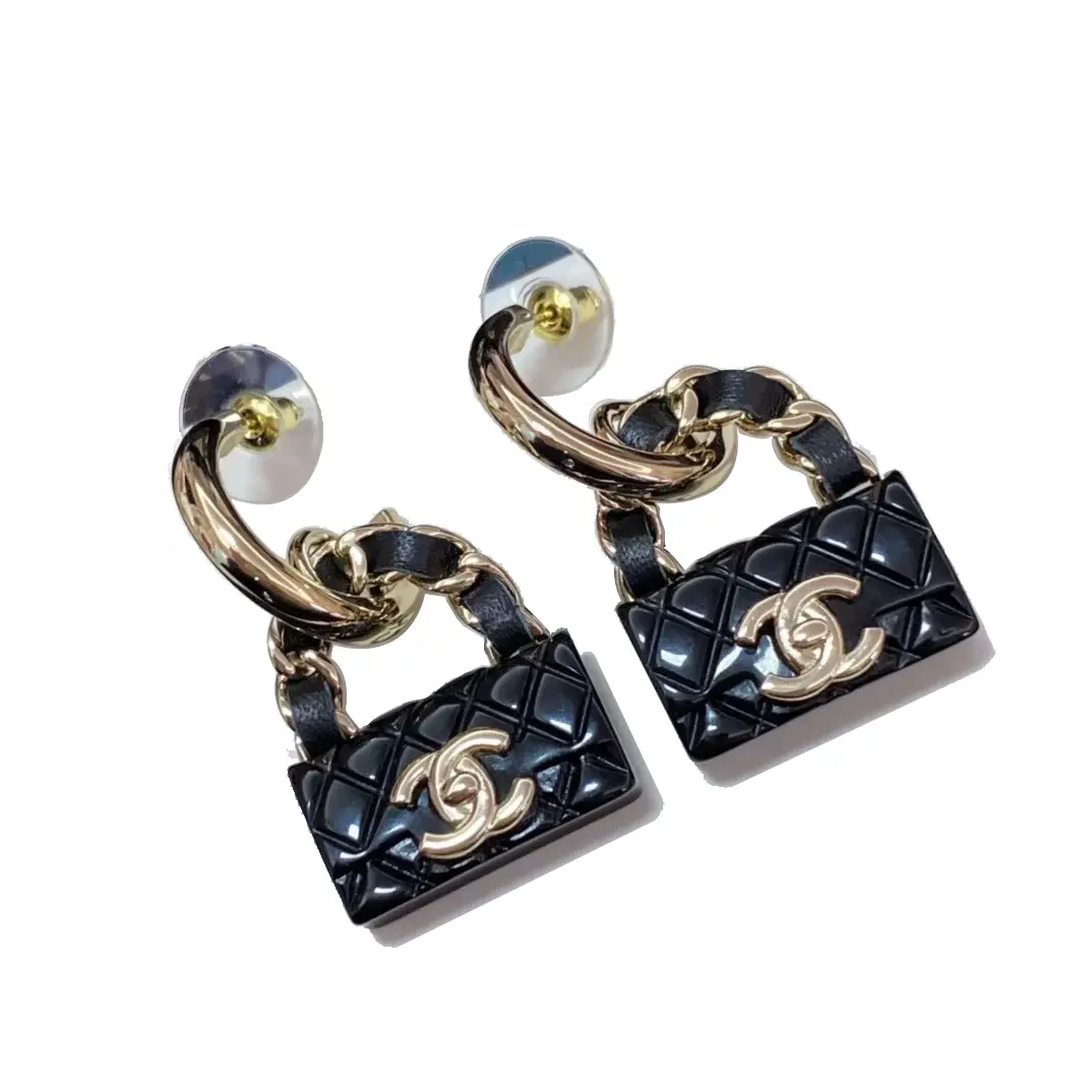CHANEL Серьги CC для женщин черные
CHANEL Серьги CC для женщин черные