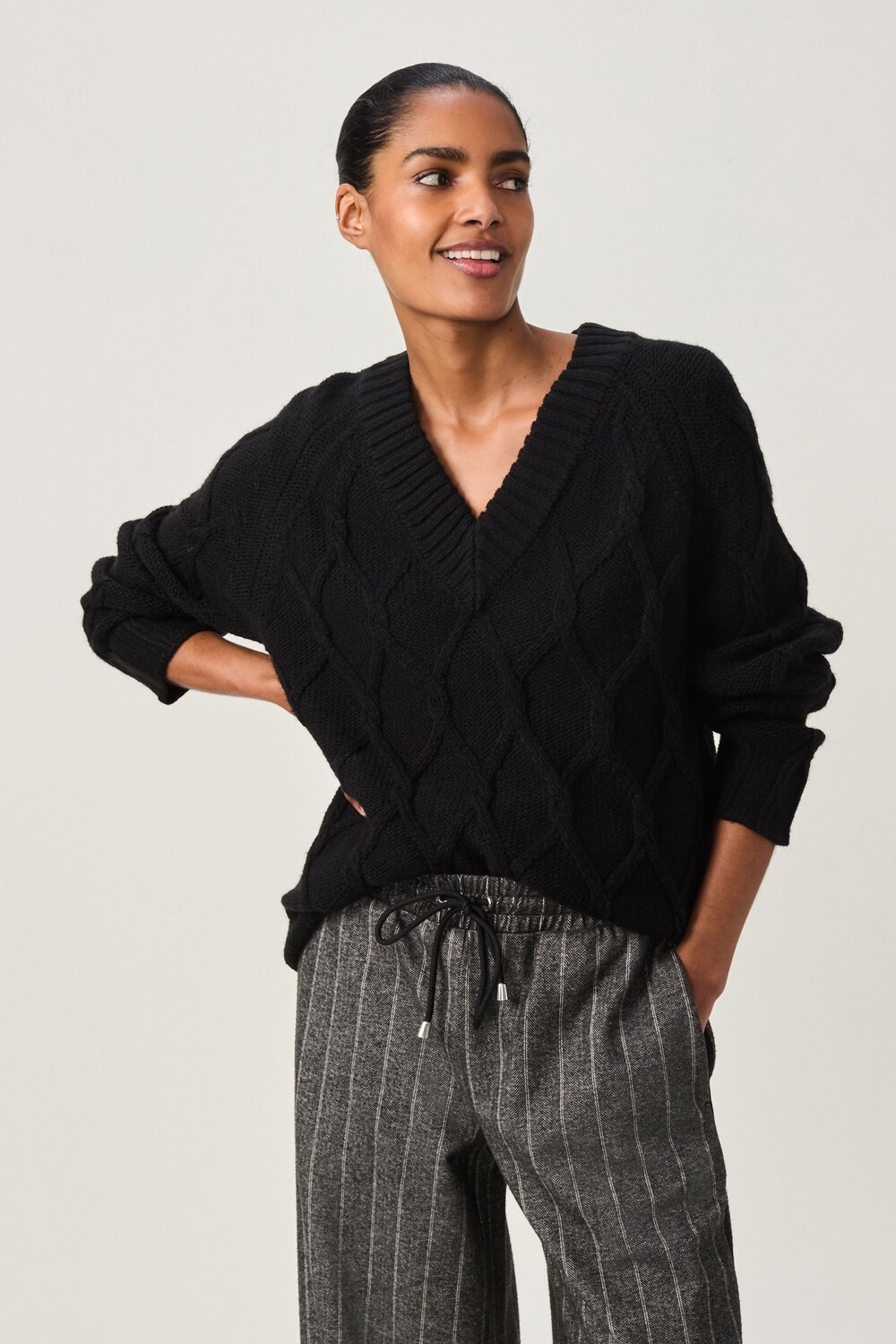 Туника джемпер с V образным вырезом, связанная косами Next, черный
Туника джемпер с V образным вырезом, связанная косами Next, черный