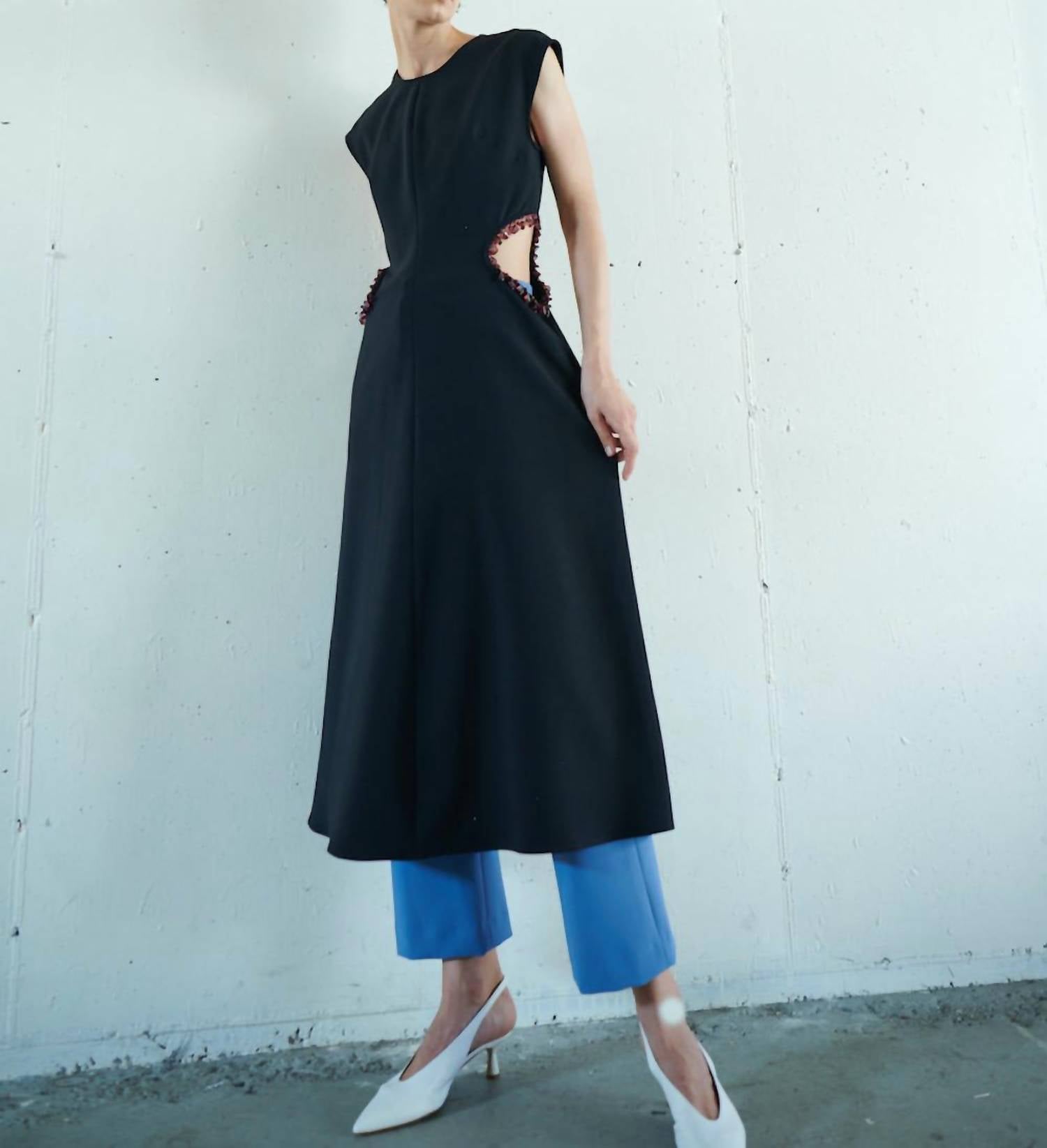 Платье-миди с вырезом и драгоценными камнями в черном/гранатовом цвете NOMIA
Платье-миди с вырезом и драгоценными камнями в черном/гранатовом цвете NOMIA