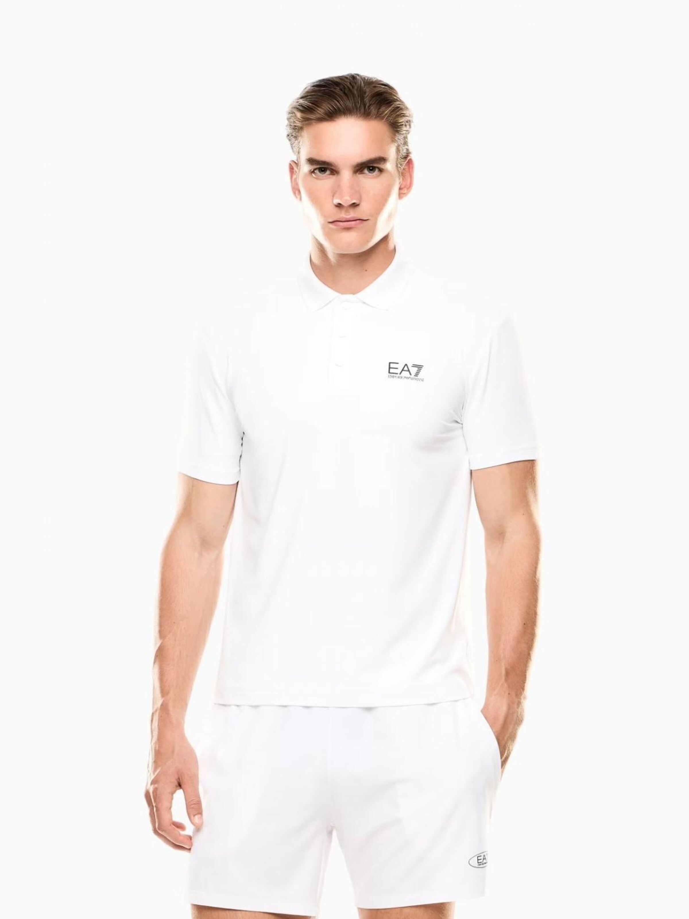 Emporio Armani Лонгслив в цвете Off White
Emporio Armani Лонгслив в цвете Off White