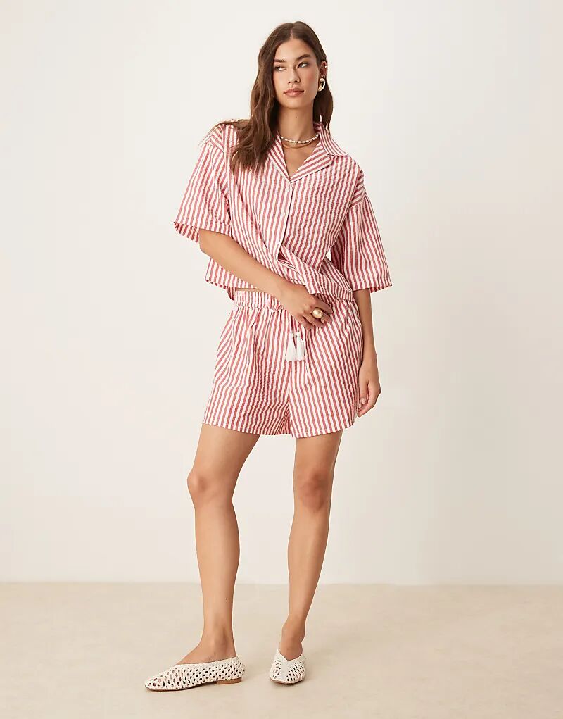 Пляжные шорты Aray в красно-белую полоску — часть комплекта
Пляжные шорты Aray в красно-белую полоску — часть комплекта