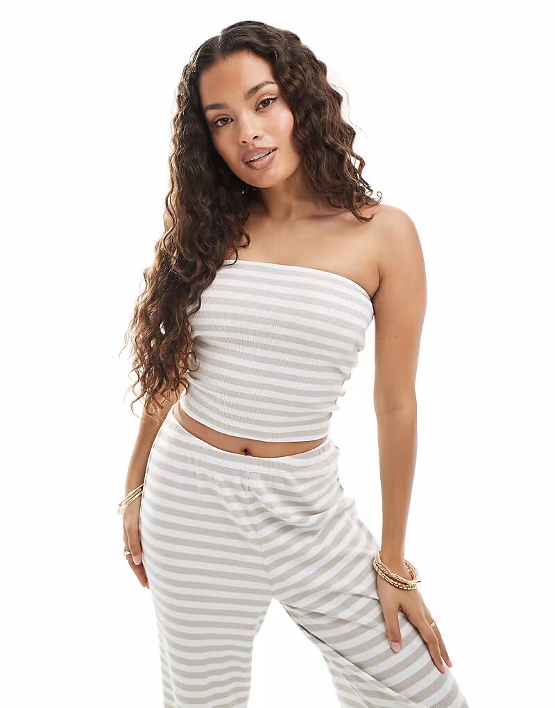 Топ-труба Petite из ребристого джерси в бежевую полоску Vero Moda Petite
Топ-труба Petite из ребристого джерси в бежевую полоску Vero Moda Petite