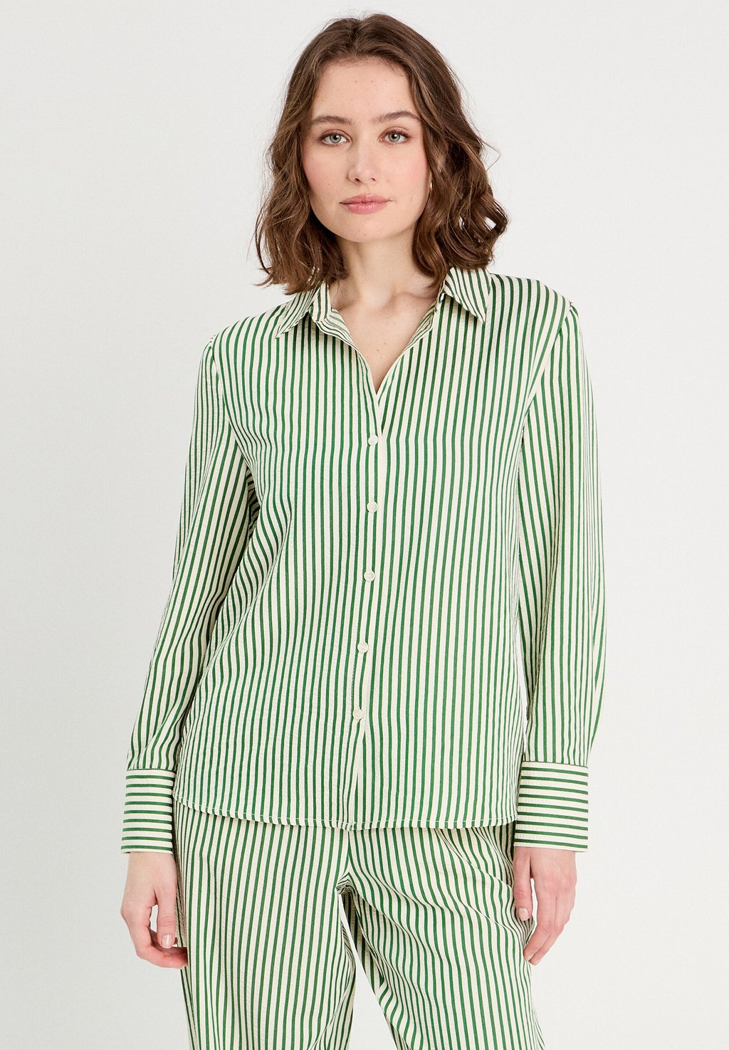 Блузка на пуговицах LANGARM Cache Cache, неоновый зеленый
Блузка на пуговицах LANGARM Cache Cache, неоновый зеленый