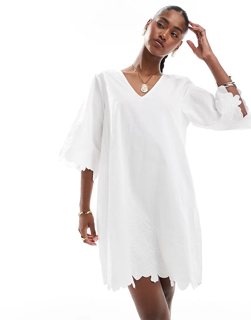 Мини-платье с цветочной вышивкой в технике ришелье белого цвета 
Мини-платье с цветочной вышивкой в технике ришелье белого цвета