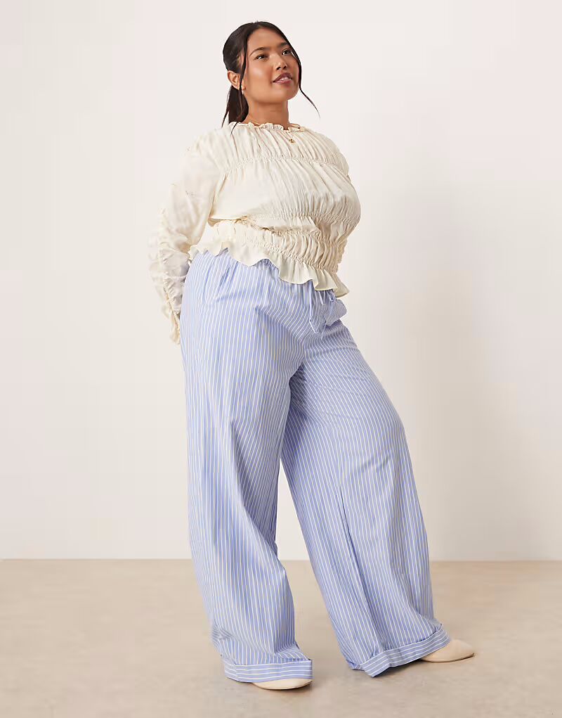 Широкие брюки Vila Curve в полоску с высокой талией и отворотами синего цвета
Широкие брюки Vila Curve в полоску с высокой талией и отворотами синего цвета